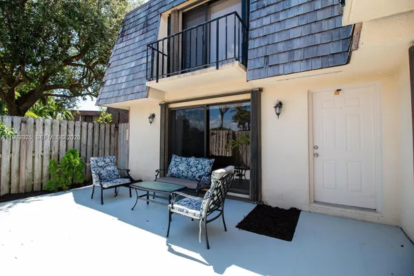 $2,075 | 351 Lake Arbor Drive, Palm Springs, FL 33461