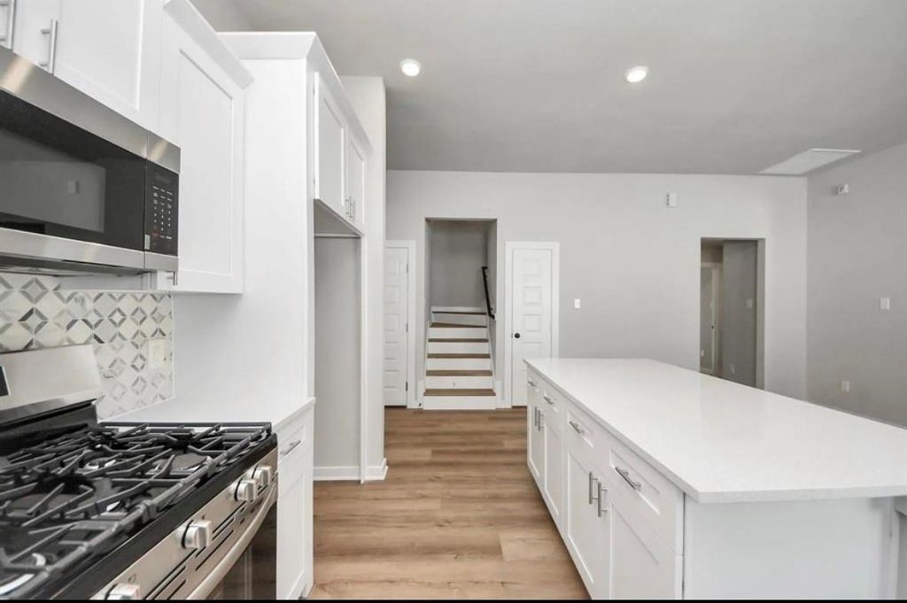 3527 Windmill Palm Drive Manvel, TX 77578 - Photo 3 of 13 a kitchen with a stove and a microwave