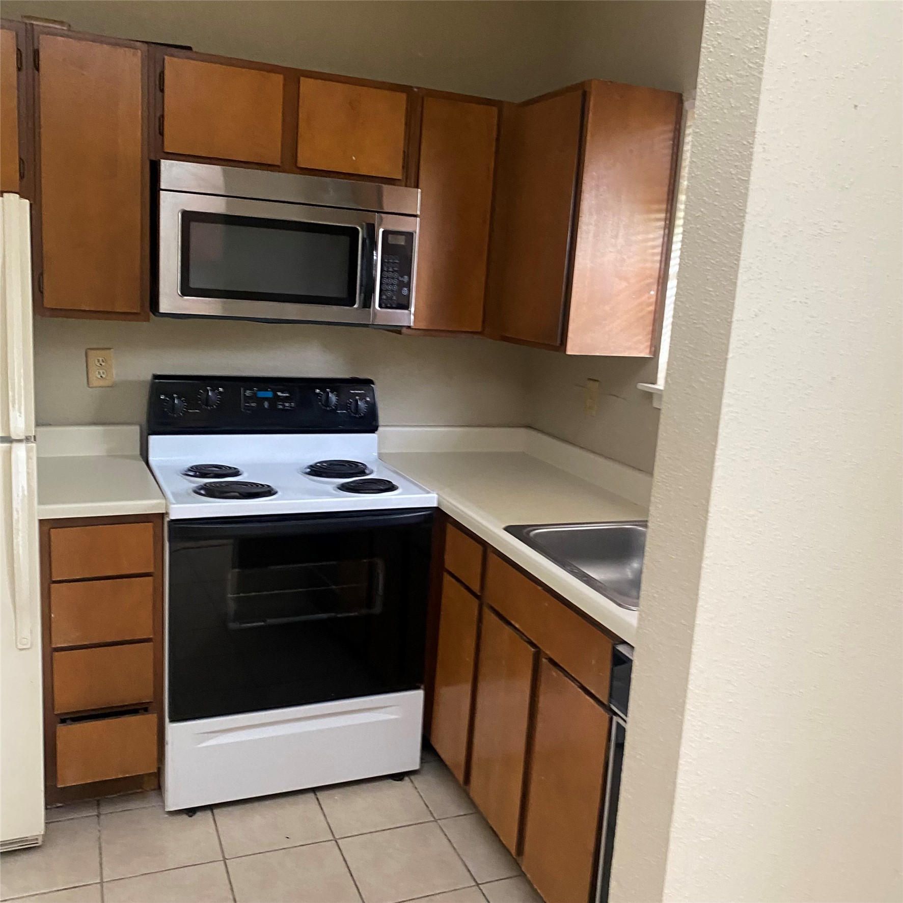 7901 Cambridge Street, Unit 68 Houston, TX 77054 - Photo 6 of 7 a kitchen with a stove and a microwave
