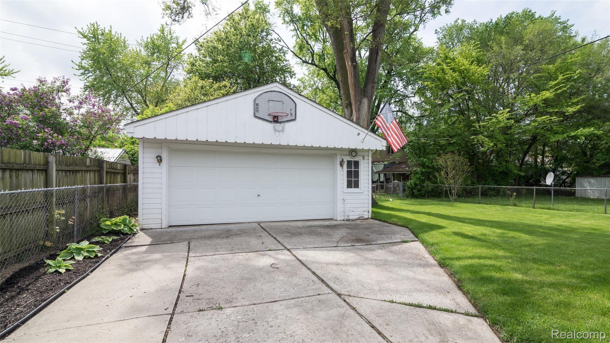 11307 Merriman Road Livonia, MI 48150 - Photo 5 of 32 004_27.jpg