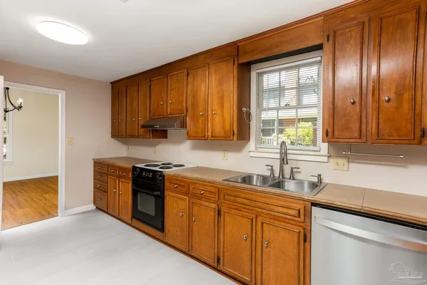 $2,600 | 424 West Lee Street, Pensacola, FL 32501