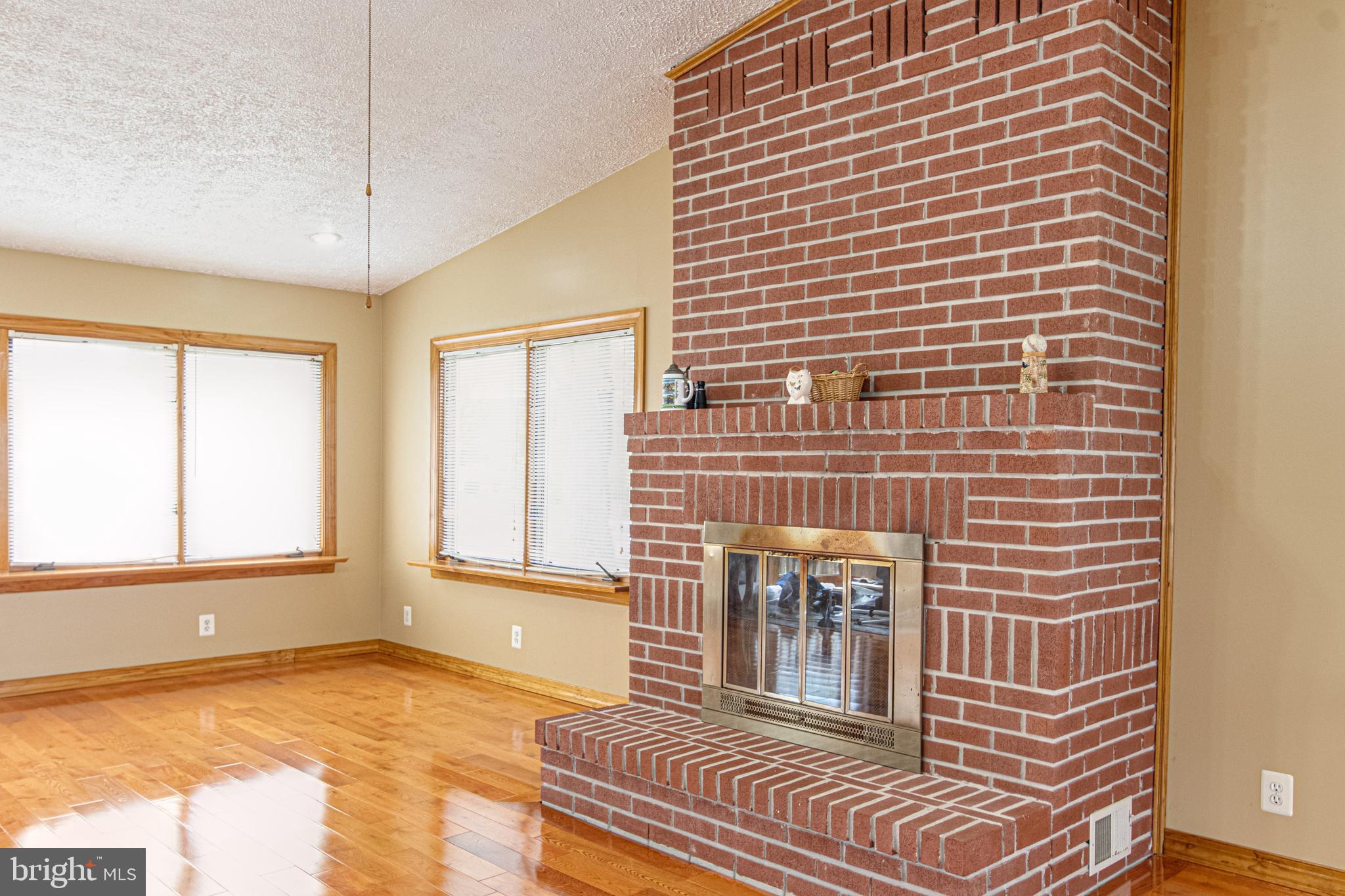 1834 Kitty Hawk Road Essex, MD 21221 - Photo 23 of 103 Living Room