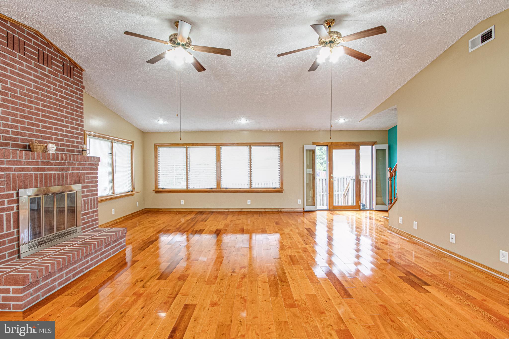 1834 Kitty Hawk Road Essex, MD 21221 - Photo 24 of 103 Living Room
