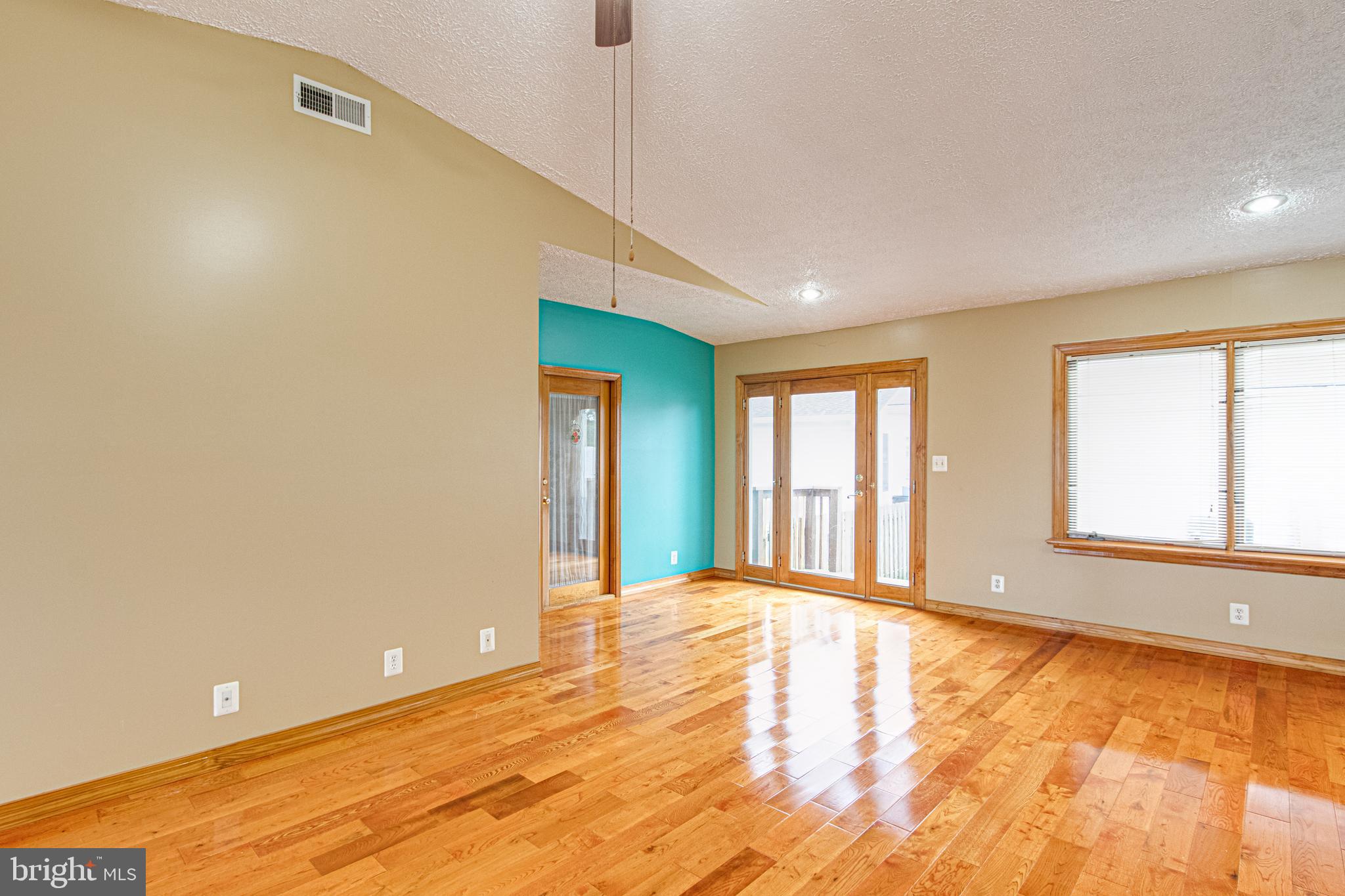 1834 Kitty Hawk Road Essex, MD 21221 - Photo 25 of 103 Living Room