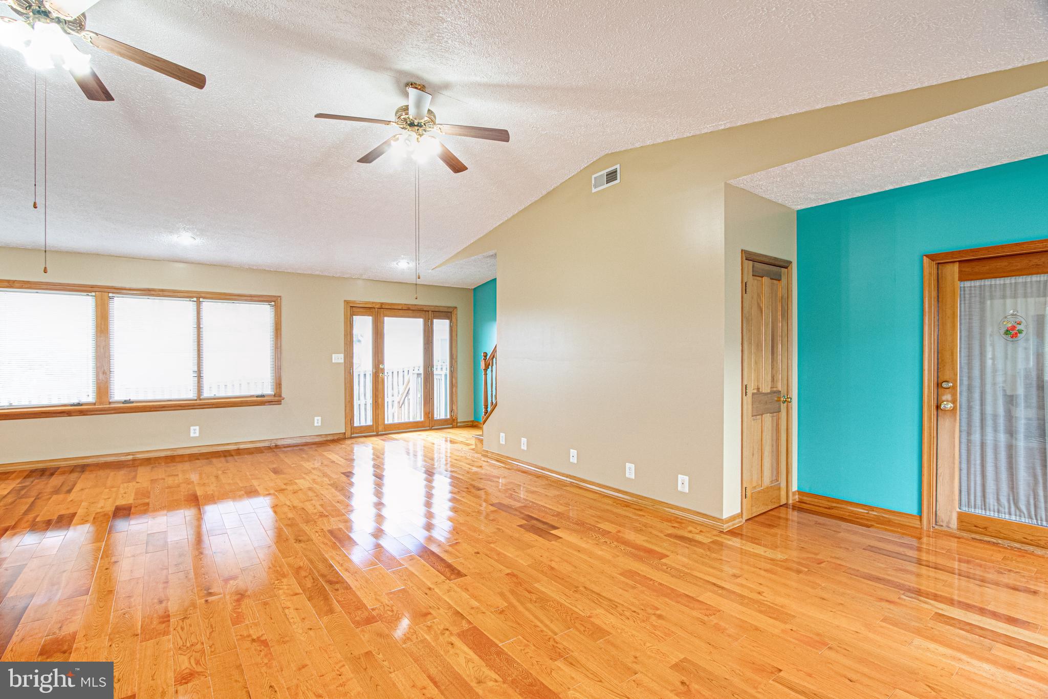 1834 Kitty Hawk Road Essex, MD 21221 - Photo 26 of 103 Living Room