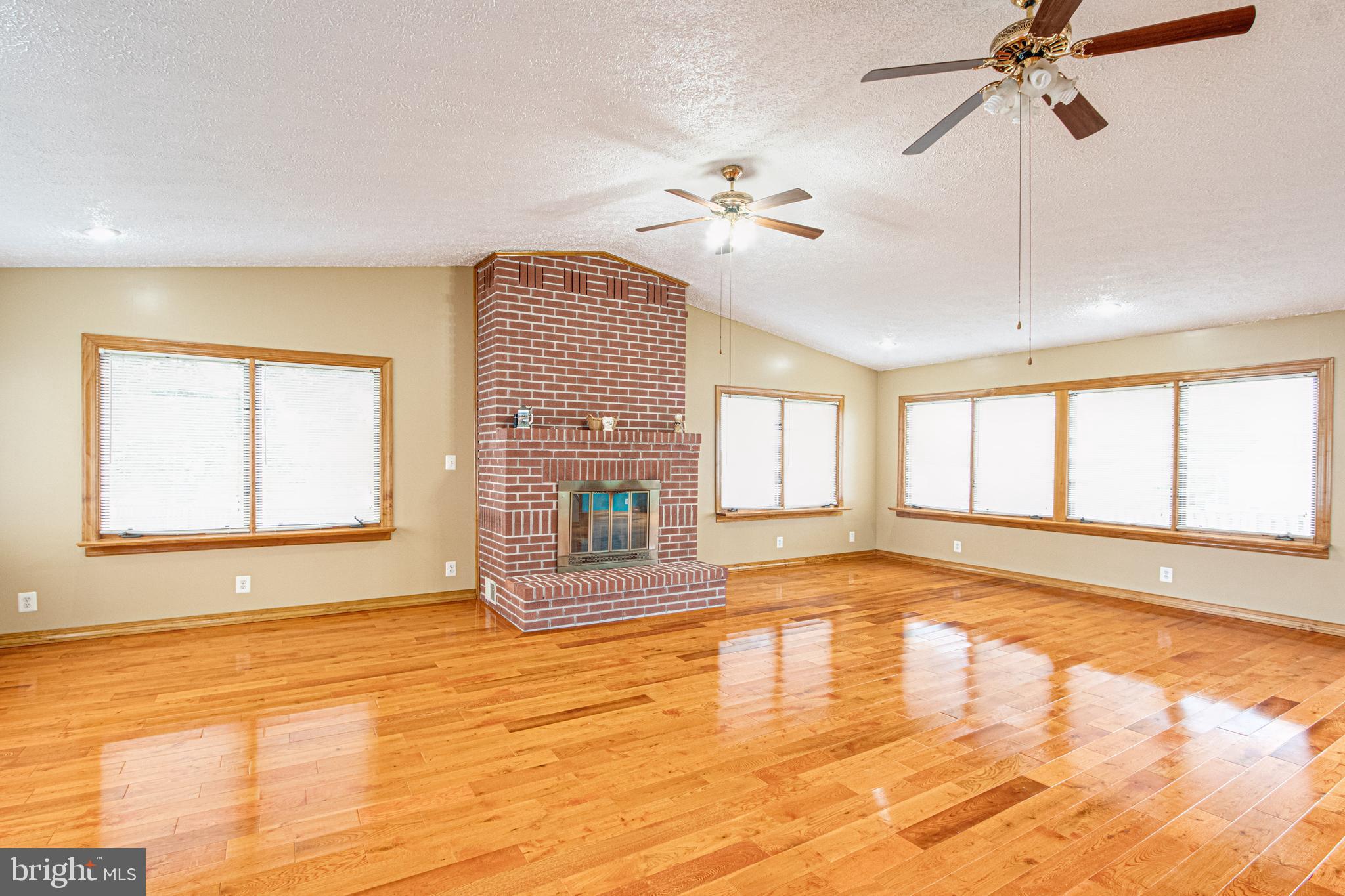 1834 Kitty Hawk Road Essex, MD 21221 - Photo 4 of 103 Living Room