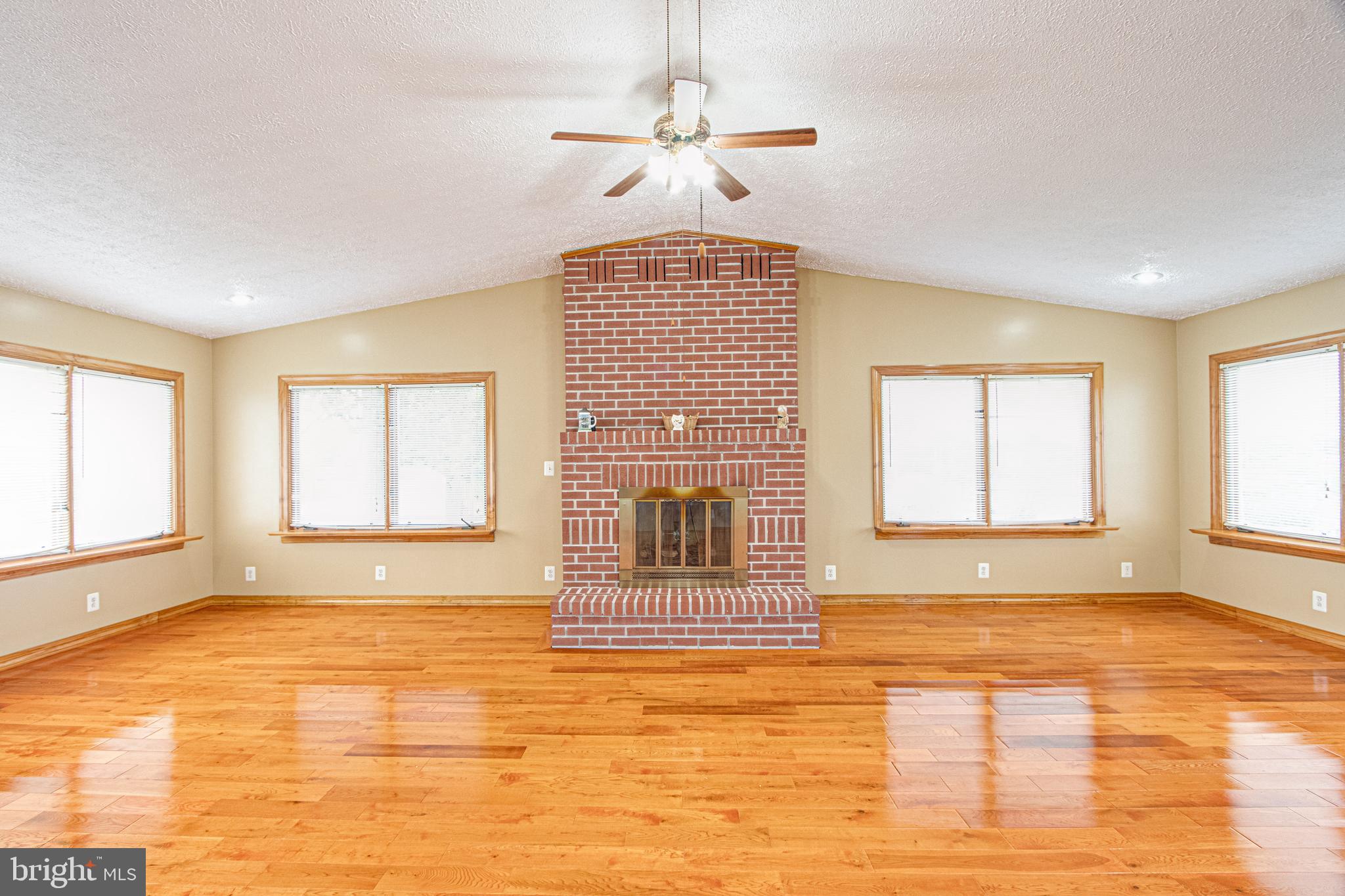 1834 Kitty Hawk Road Essex, MD 21221 - Photo 5 of 103 Living Room