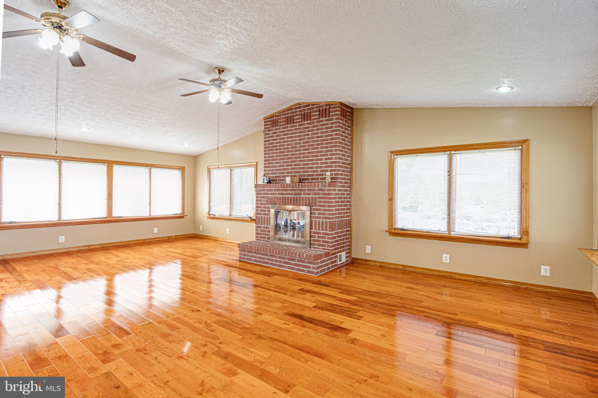 1834 Kitty Hawk Road Essex, MD 21221 - Photo 6 of 103 Living Room