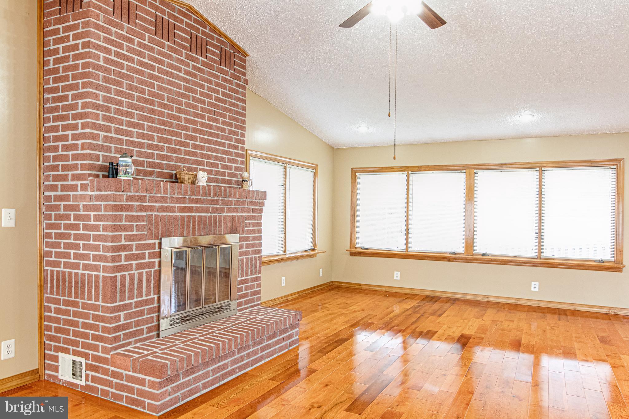 1834 Kitty Hawk Road Essex, MD 21221 - Photo 8 of 103 Living Room