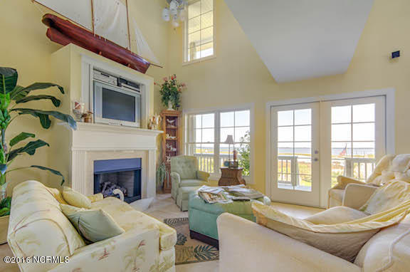 404 Perkins Road Beaufort, NC 28516 - Photo 19 of 40 Living area