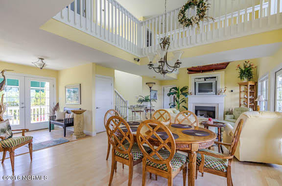 404 Perkins Road Beaufort, NC 28516 - Photo 23 of 40 Dining/Living room