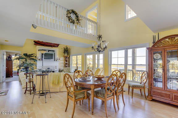 404 Perkins Road Beaufort, NC 28516 - Photo 25 of 40 Dining/Living room