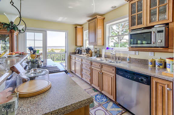 404 Perkins Road Beaufort, NC 28516 - Photo 27 of 40 Kitchen