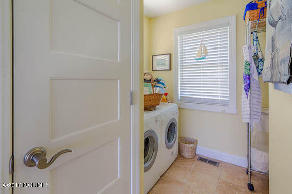404 Perkins Road Beaufort, NC 28516 - Photo 30 of 40 Laundry room