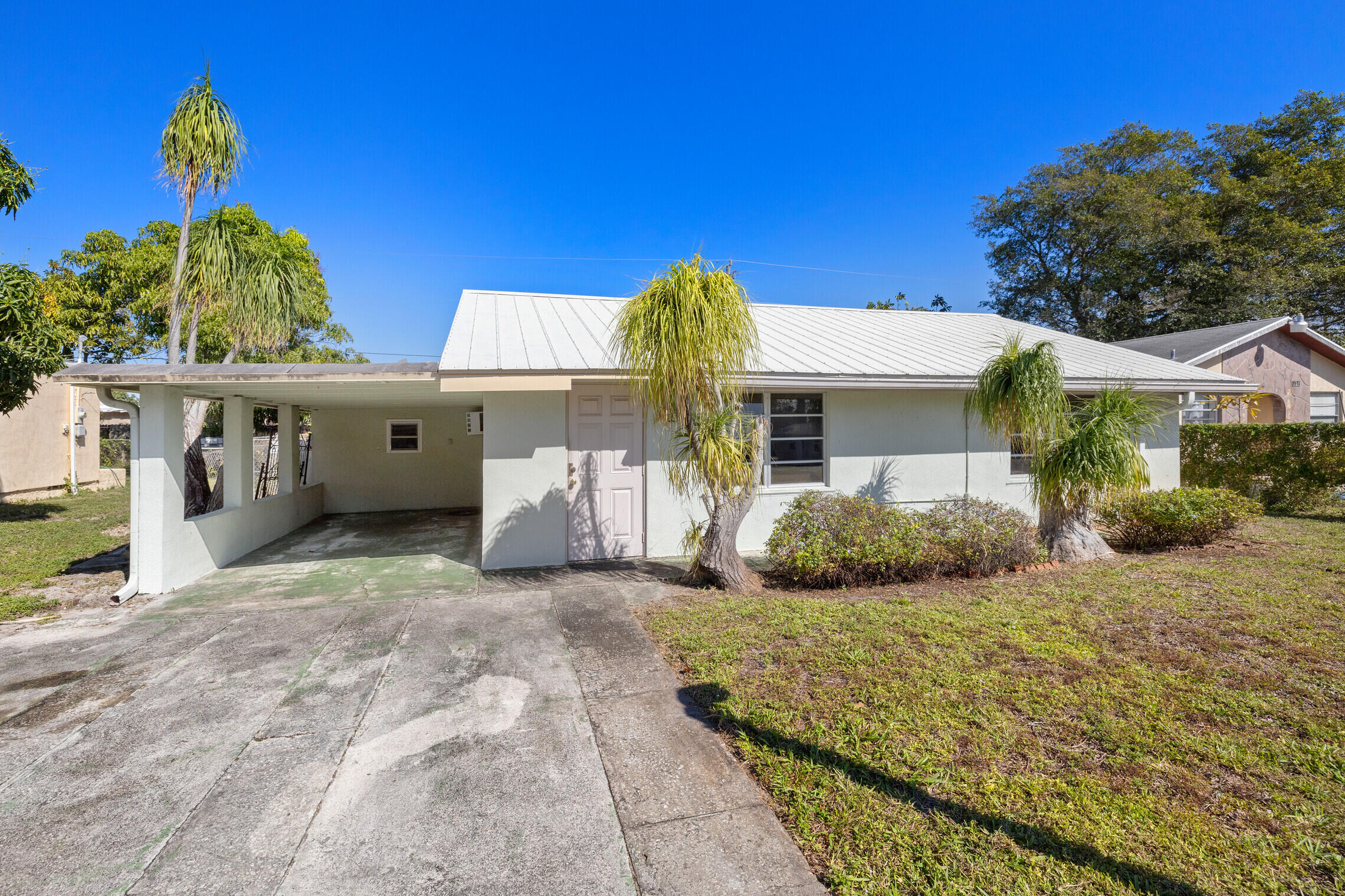 1183 South Ridge Road Lake Worth, FL 33462 - Photo 2 of 15 02_IMG_4740_mls