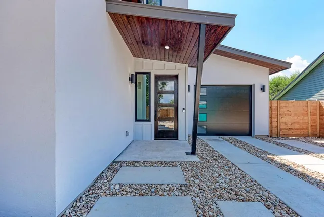 $989,999 | 200 Tillery Square, Unit 1, Austin, TX 78702