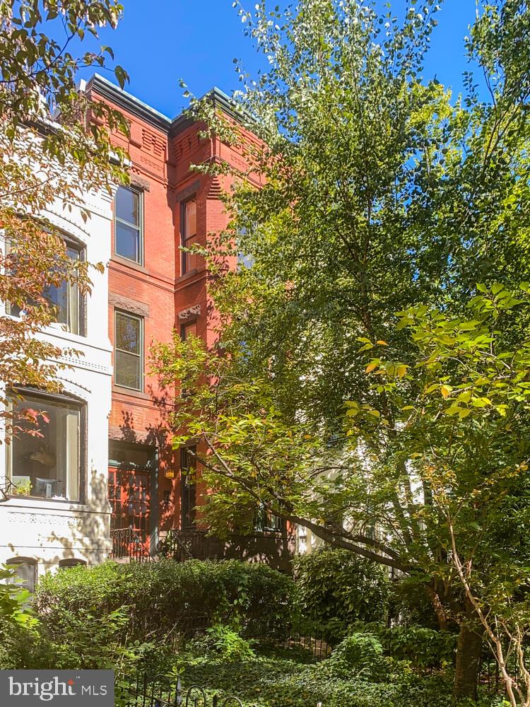 808 North Carolina Avenue Southeast Washington, DC 20003 - Photo 7 of 43