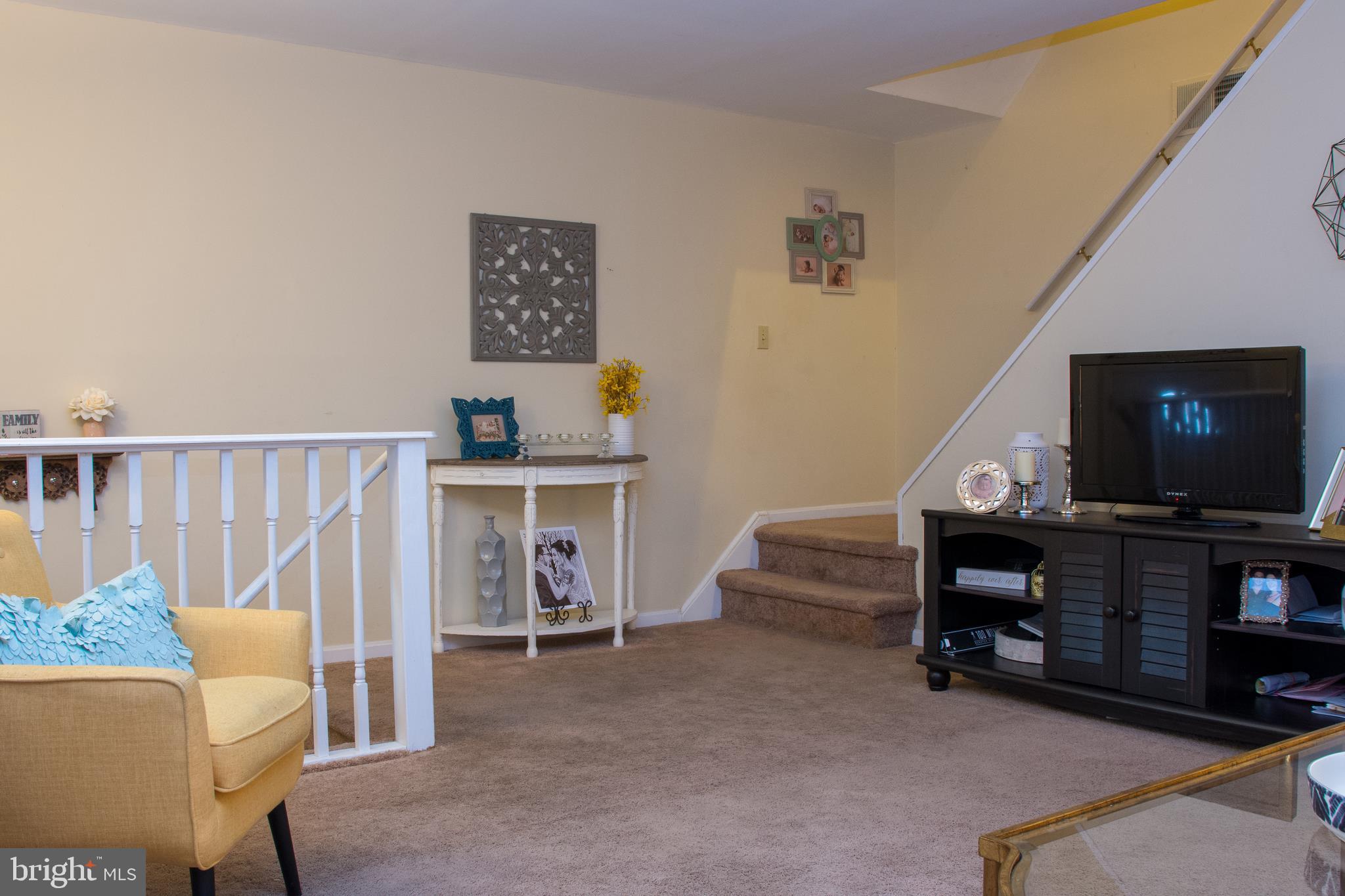 10835 Rayland Road Philadelphia, PA 19154 - Photo 2 of 22 Main Floor Spacious Living Room