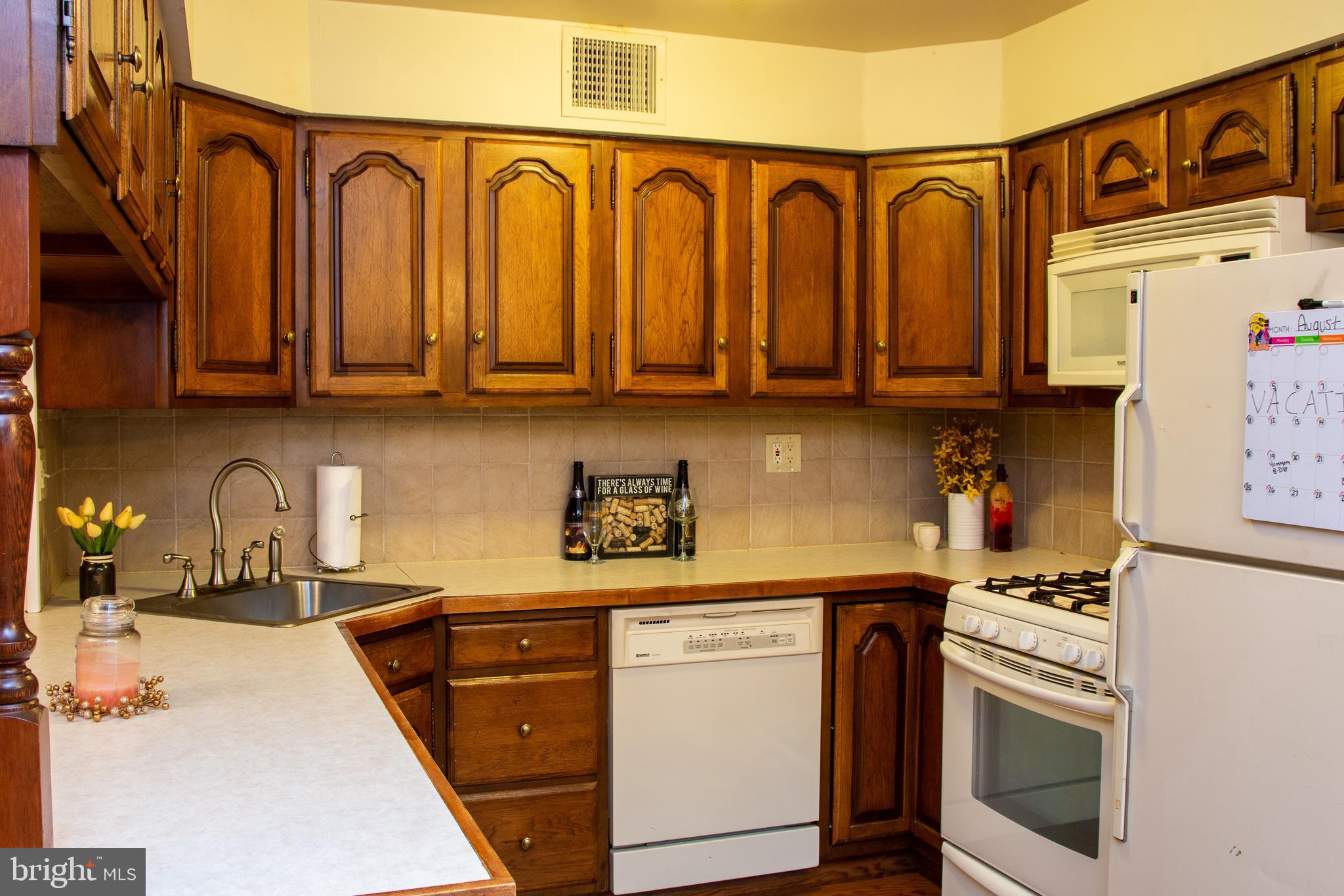 10835 Rayland Road Philadelphia, PA 19154 - Photo 4 of 22 Kitchen with Pass Through Dining Space