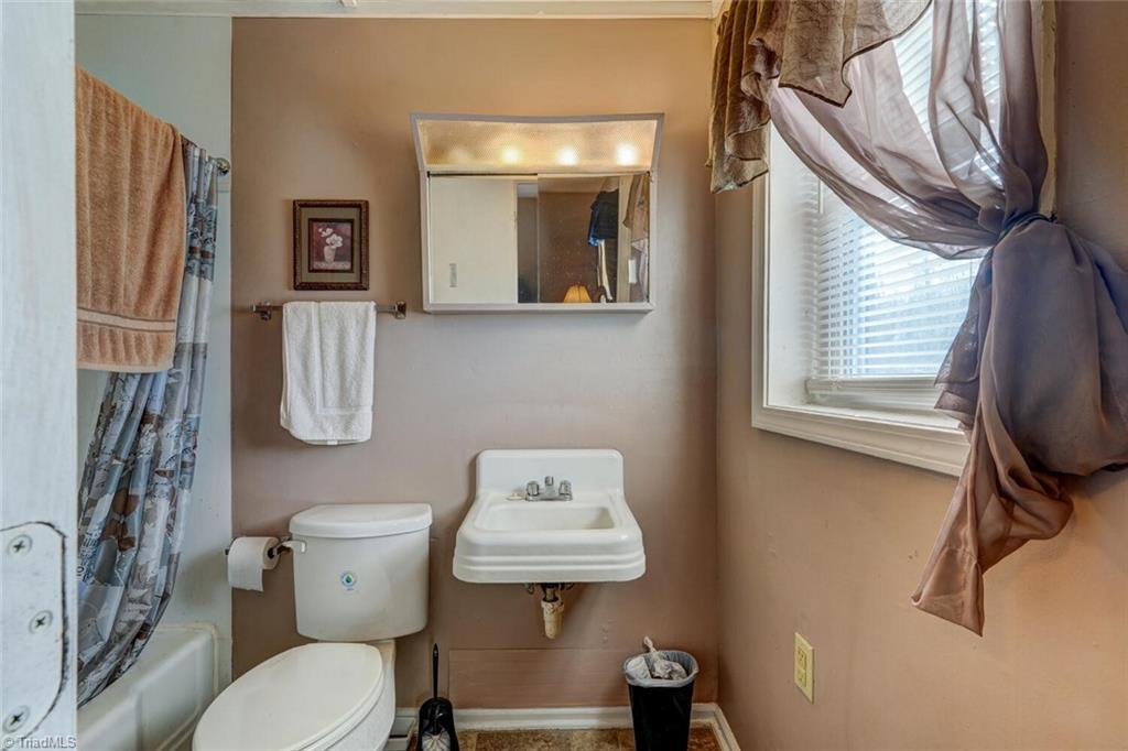 5221 Highway 700 Eden, NC 27288 - Photo 22 of 38 Downstairs Unit