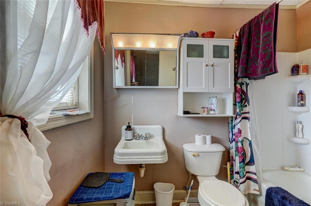 5221 Highway 700 Eden, NC 27288 - Photo 10 of 38 Upstairs Unit