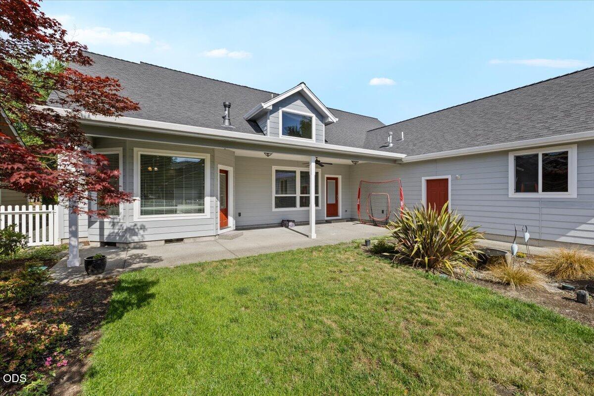 928 Buck Point Street Central Point, OR 97502 - Photo 40 of 43
