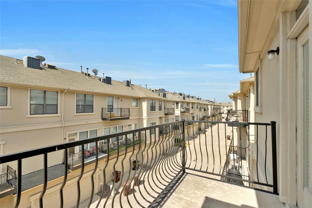 5724 Robbie Road Plano, TX 75024 - Photo 22 of 29 a view of a building from a balcony