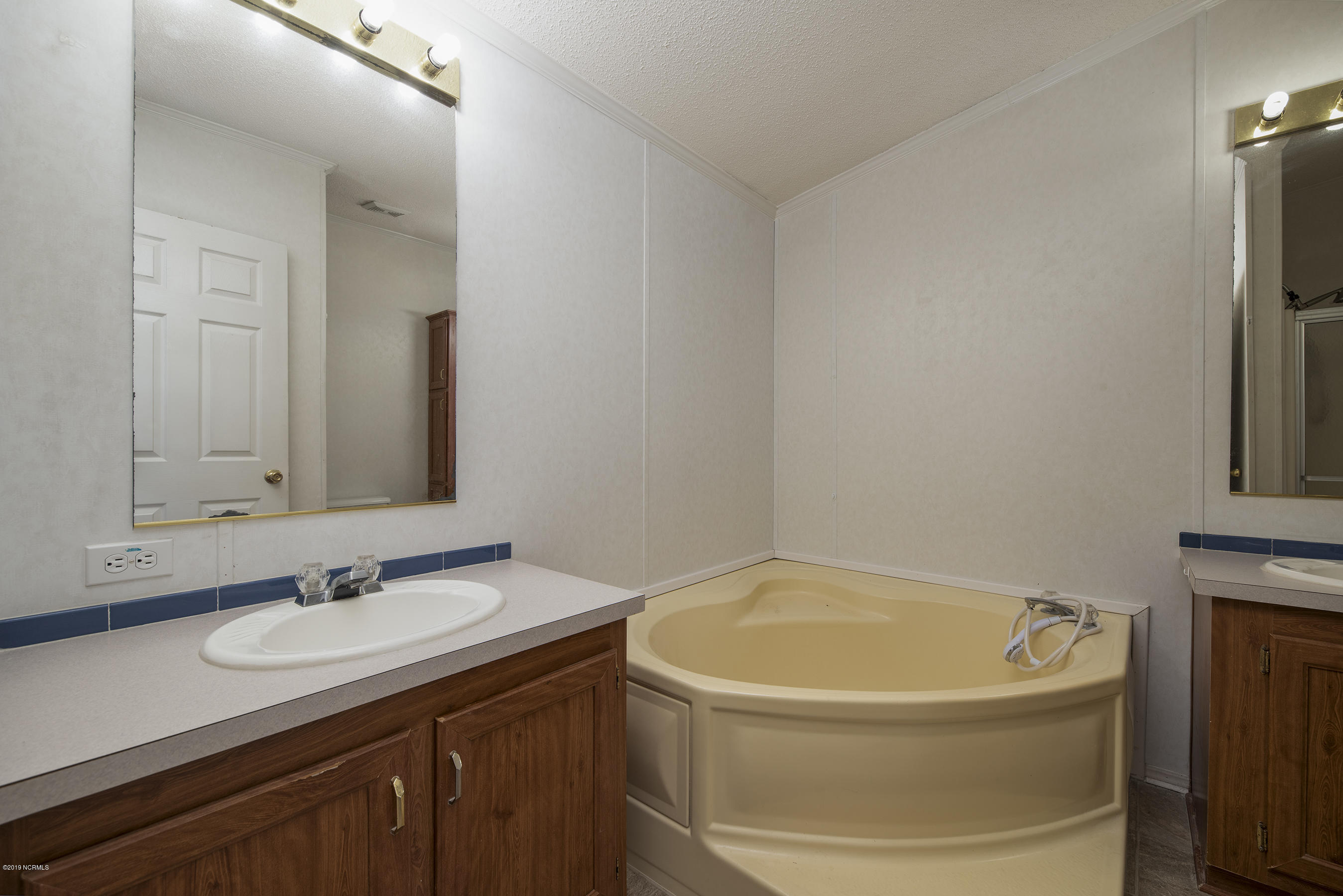 156 Great Neck Road Havelock, NC 28532 - Photo 13 of 23 Master Bathroom w/ Garden Tub