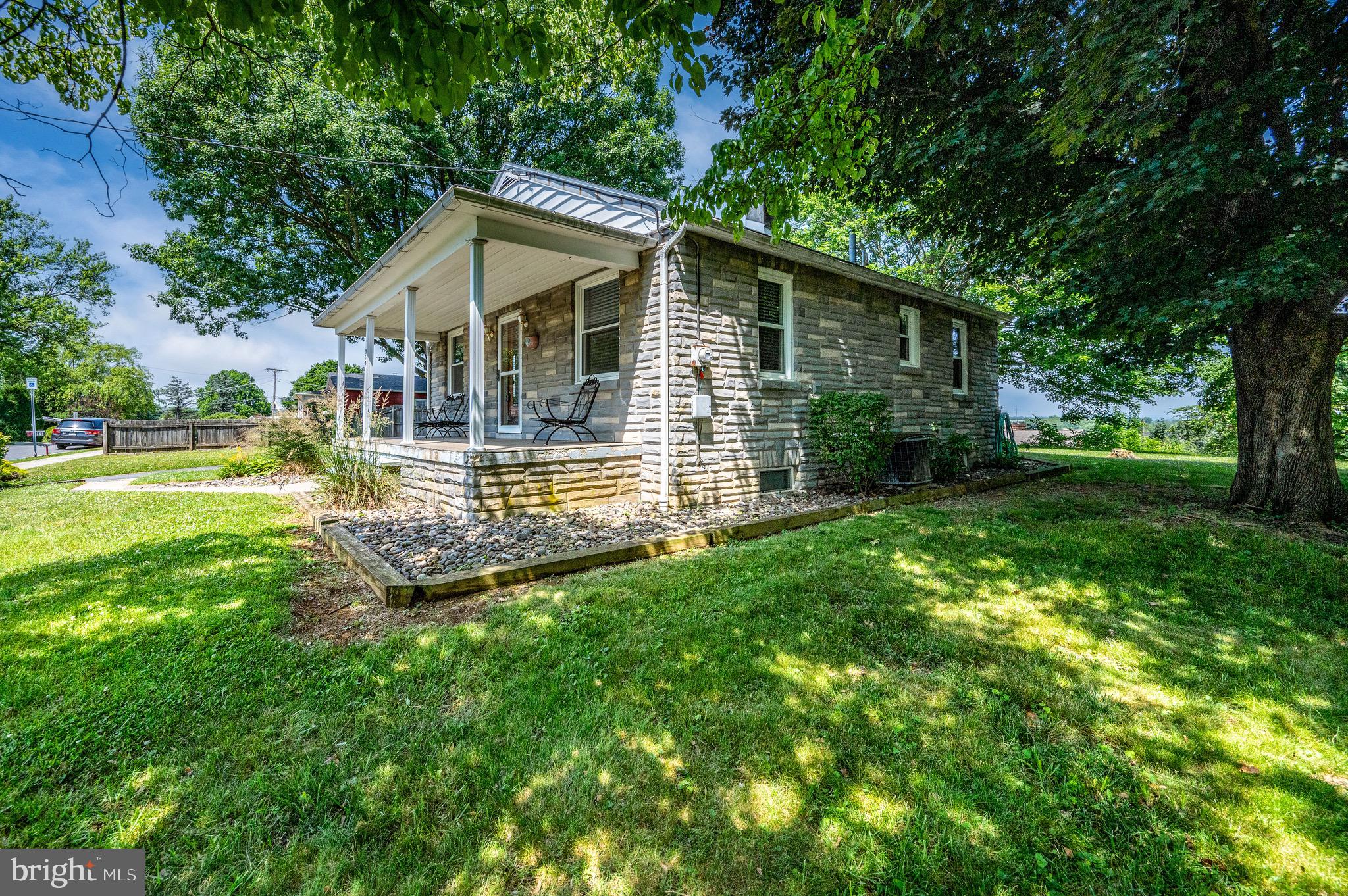 959 Greenway Terrace Reading, PA 19607 - Photo 4 of 40