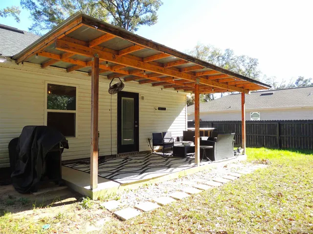 a front view of house with yard