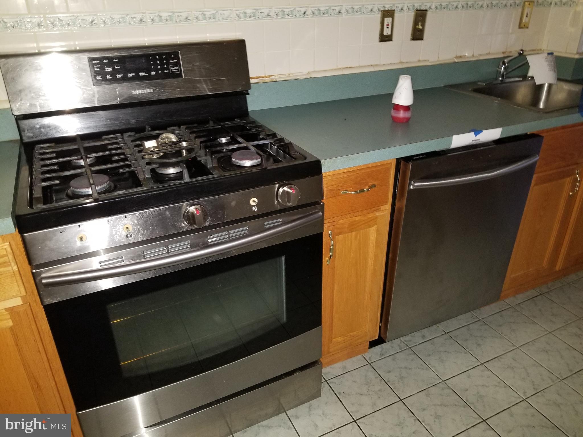 1237 Oates Street Northeast Washington, DC 20002 - Photo 8 of 15 a close view of stove