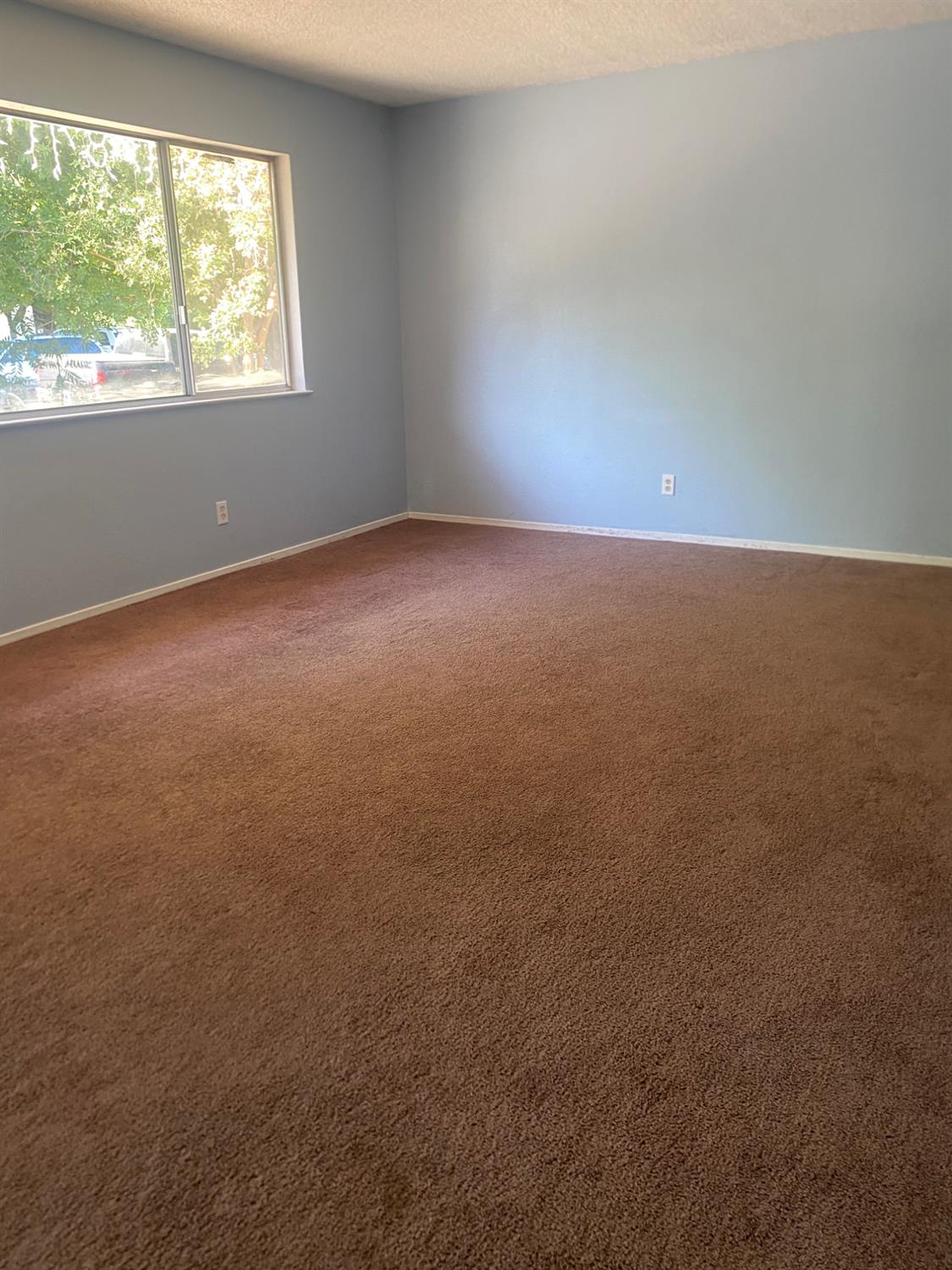 333 East Linden Avenue Reedley, CA 93654 - Photo 6 of 21 an empty room with a window