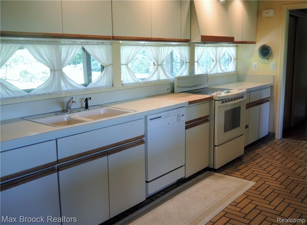 840 North Pemberton Road Bloomfield Hills, MI 48302 - Photo 7 of 42 KITCHEN WITH WONDERFUL VIEWS IN THE FRONT YARD