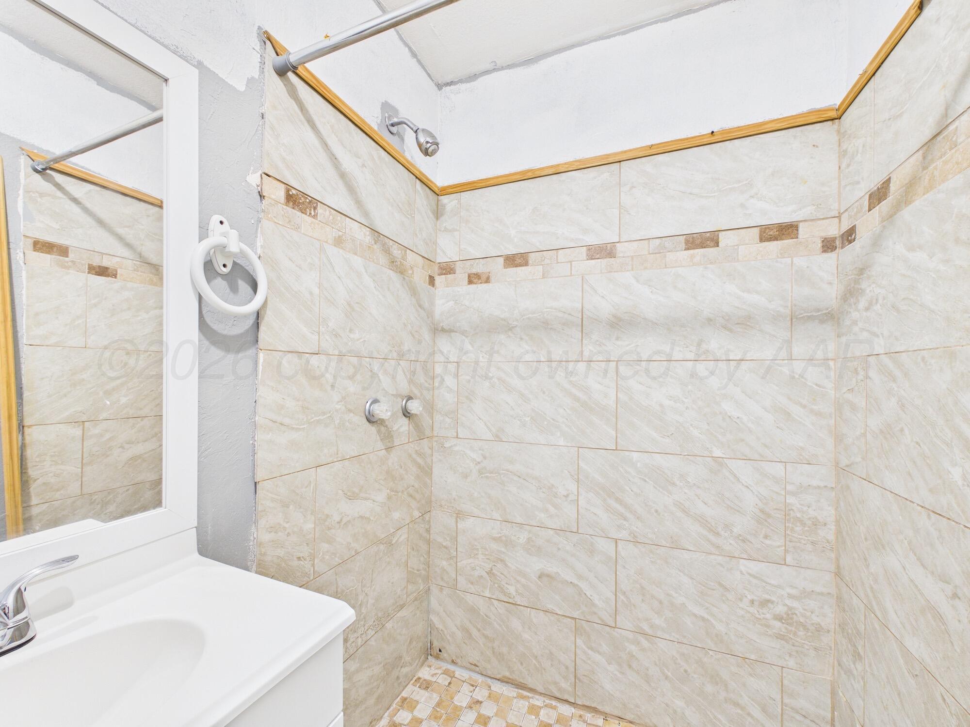 209 Texas Street Cactus, TX 79029 - Photo 14 of 17 Bathroom