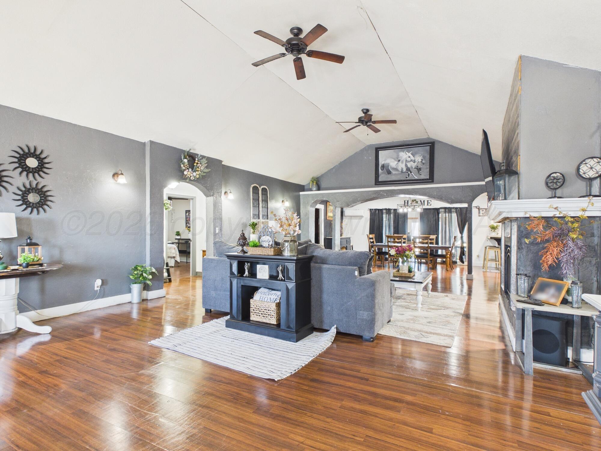 209 Texas Street Cactus, TX 79029 - Photo 2 of 17 Living Room