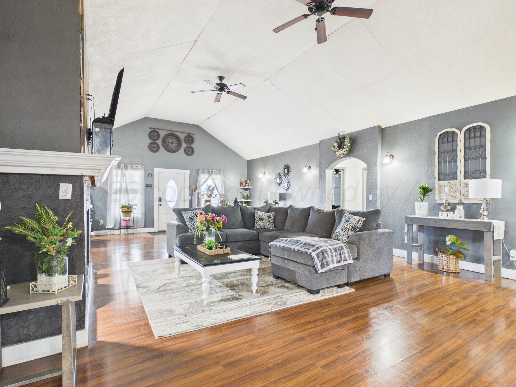 209 Texas Street Cactus, TX 79029 - Photo 3 of 17 Living Room