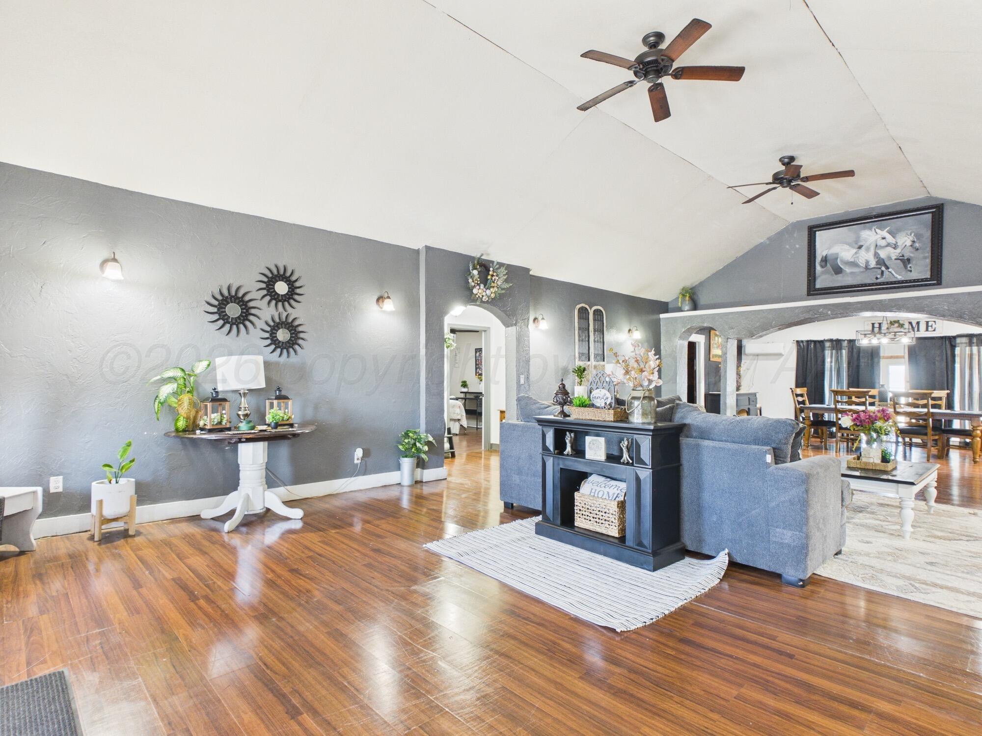 209 Texas Street Cactus, TX 79029 - Photo 4 of 17 Living Room