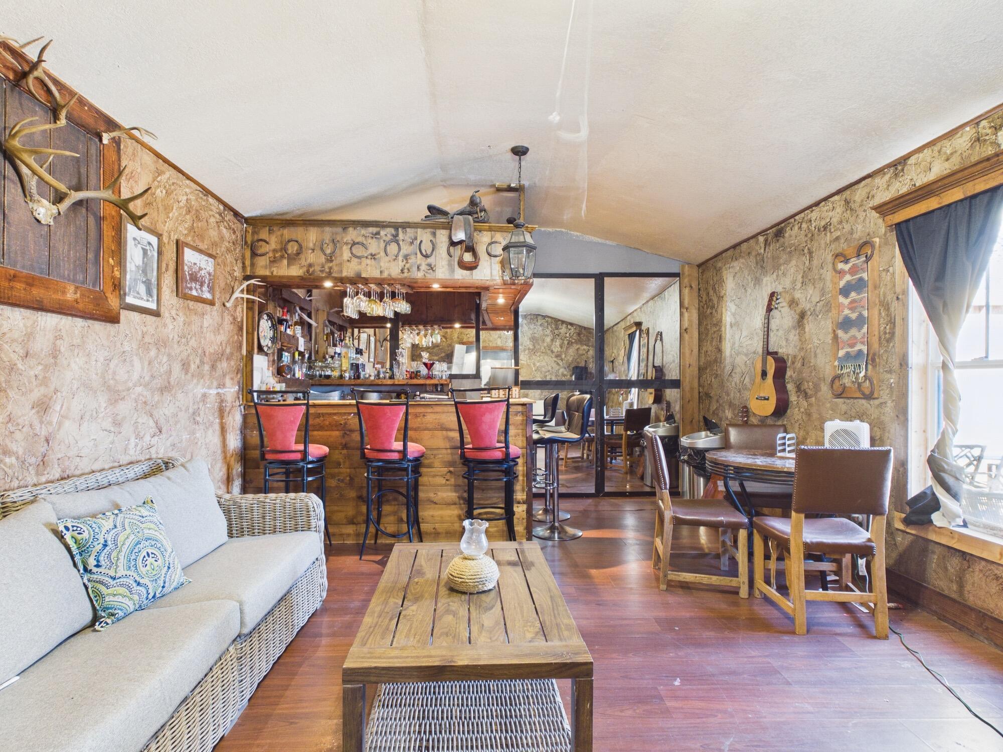 209 Texas Street Cactus, TX 79029 - Photo 7 of 17 Bar