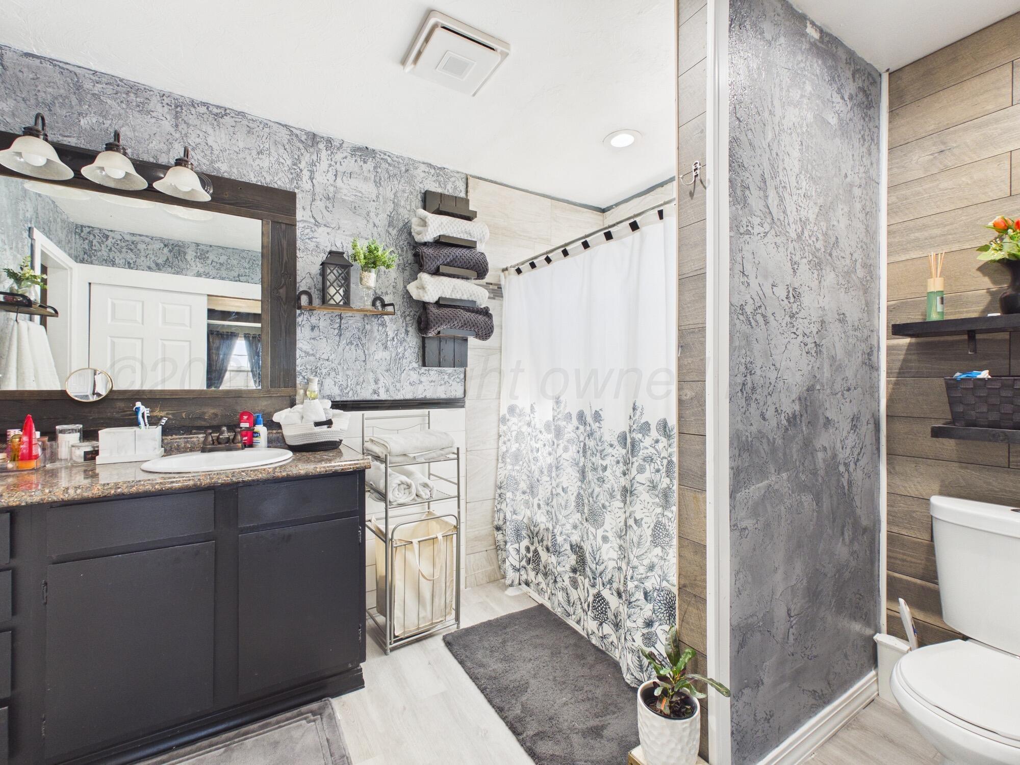 209 Texas Street Cactus, TX 79029 - Photo 10 of 17 Masterbedroom Bath