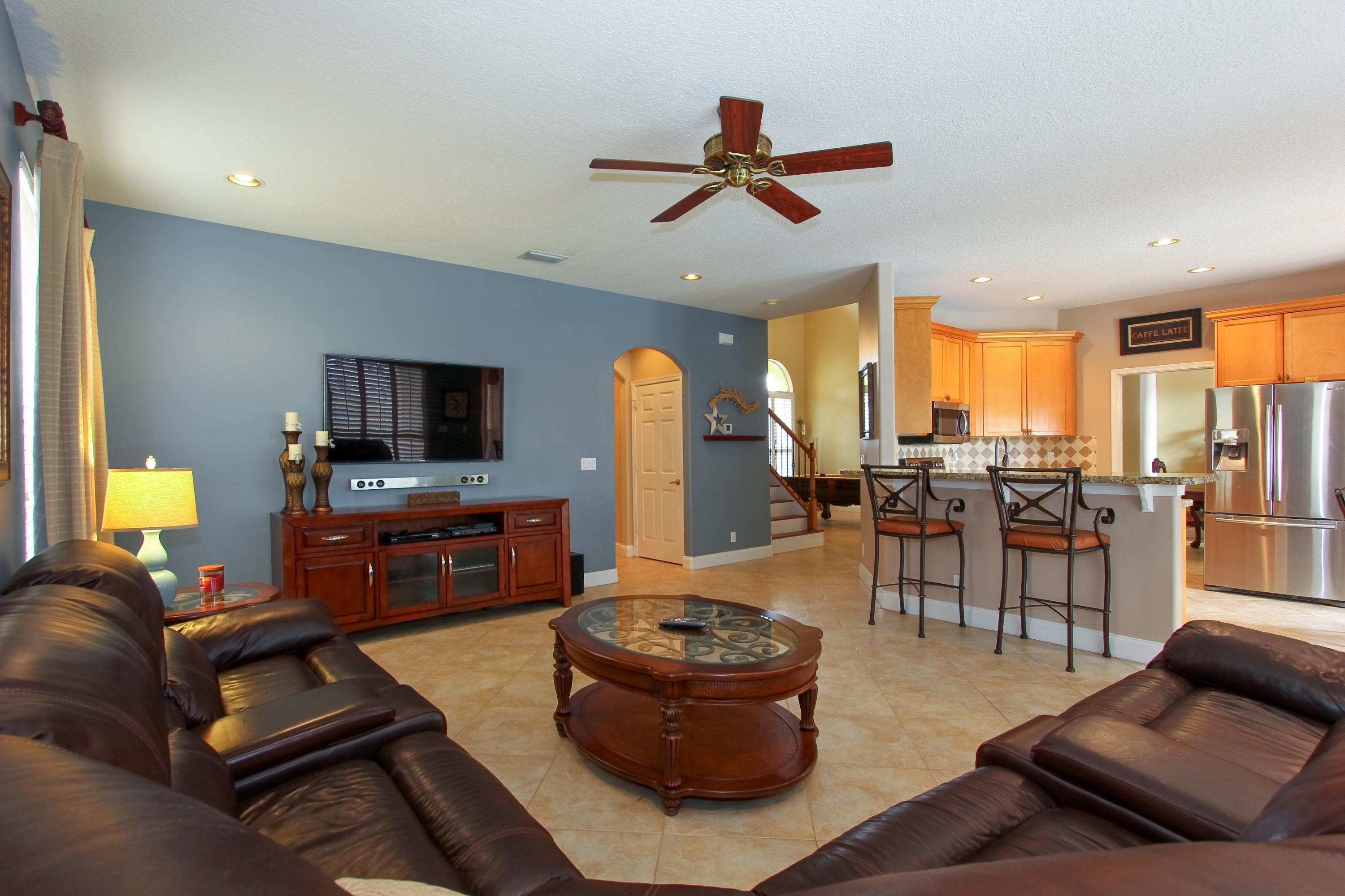 11092 Laurel Walk Road Wellington, FL 33449 - Photo 6 of 21 11092_Laurel_Walk_Rd_FamilyRoomKitchen