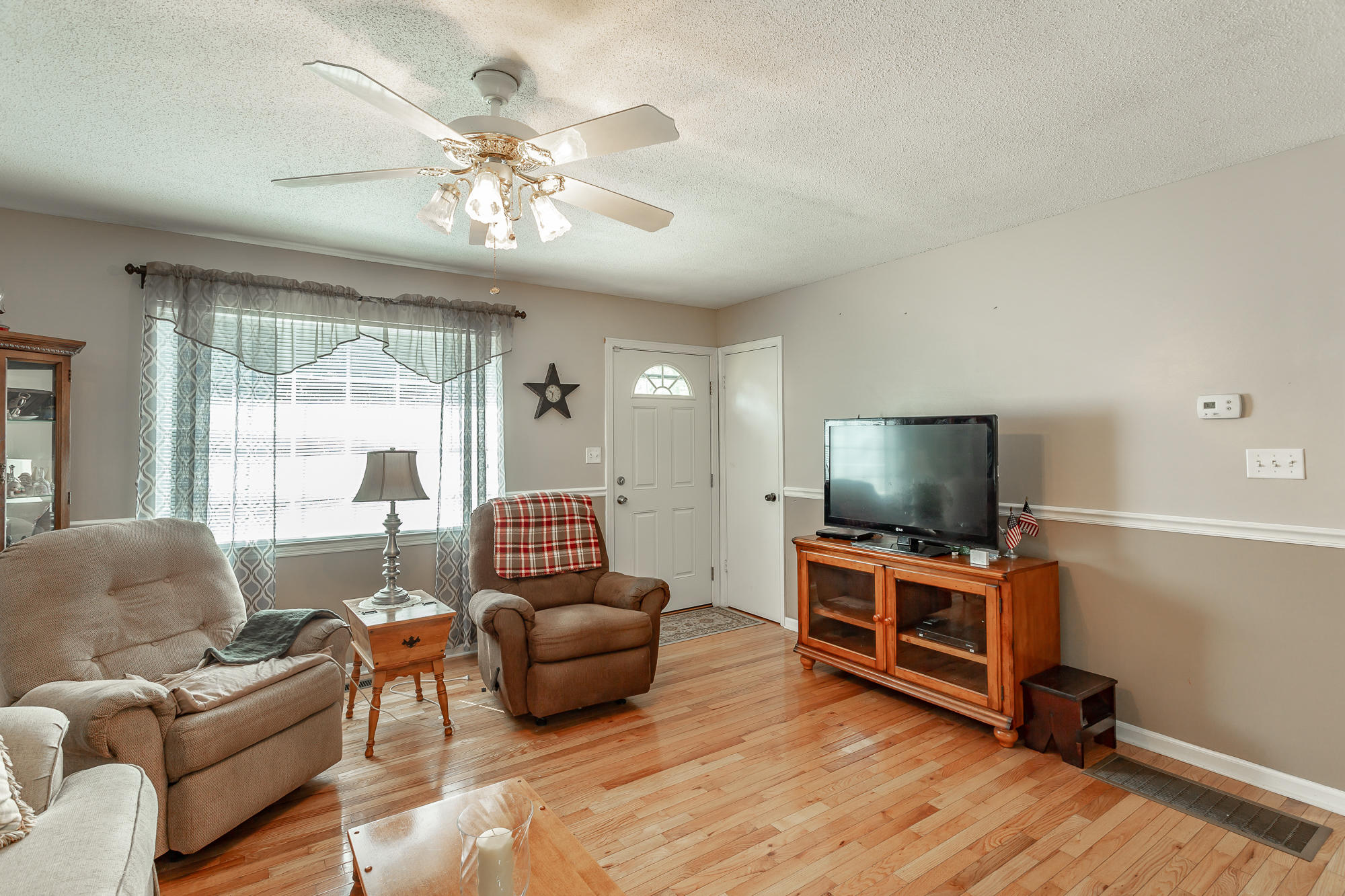 10422 Sims-Harris Road Ooltewah, TN 37363 - Photo 4 of 22 Living room