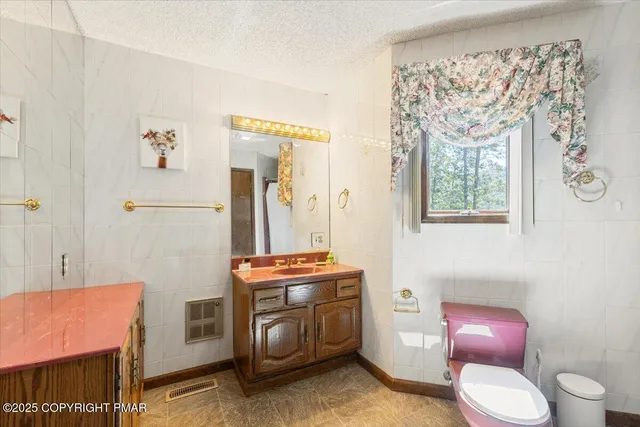 $899,000 | 336 Lake Valley Drive, Hazleton, PA 18202