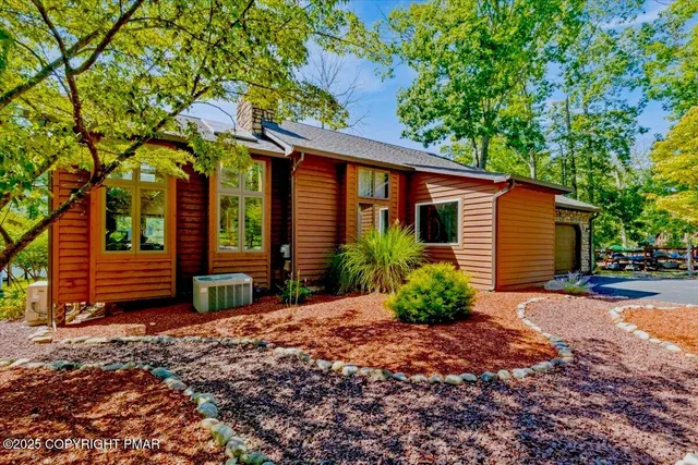 $899,000 | 336 Lake Valley Drive, Hazleton, PA 18202