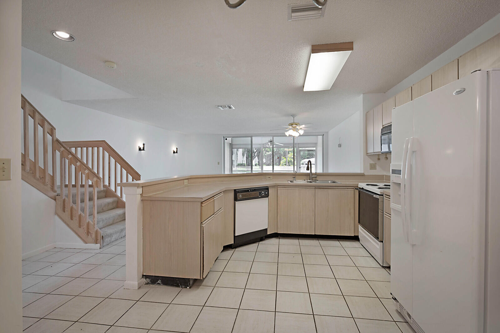 6069 Old Court Road, Unit 102 Boca Raton, FL 33433 - Photo 7 of 38 Kitchen