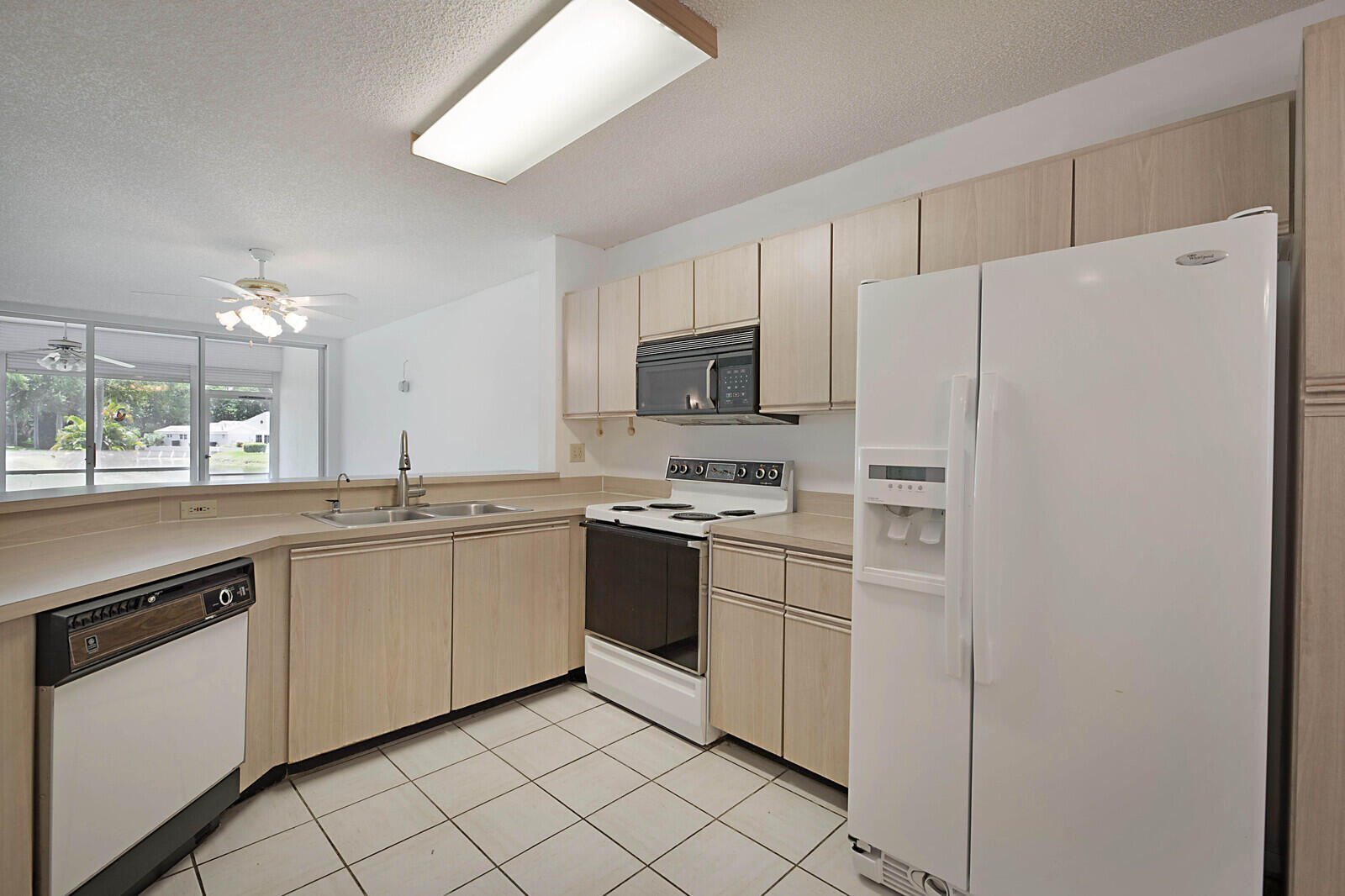 6069 Old Court Road, Unit 102 Boca Raton, FL 33433 - Photo 8 of 38 Kitchen