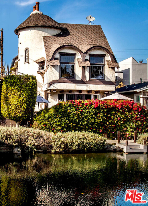 401 Carroll Canal Venice, CA 90291 - Photo 3 of 15