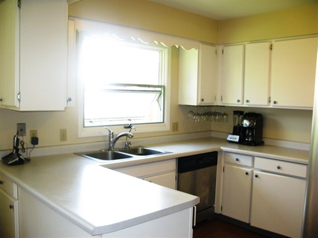 4514 Oneida Street Duluth, MN 55804 - Photo 4 of 17 Bright and cheery