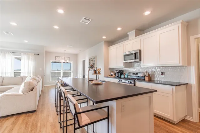 a view of a house with backyard