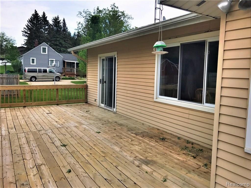 8055 East Carpenter Road Davison, MI 48423 - Photo 11 of 22 8055 carpenter deck east.jpg