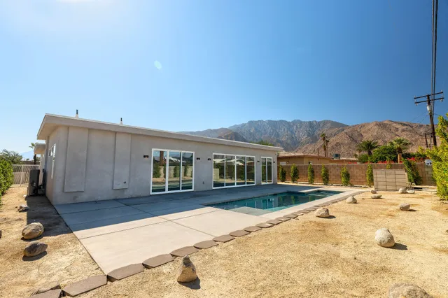 a view of a backyard